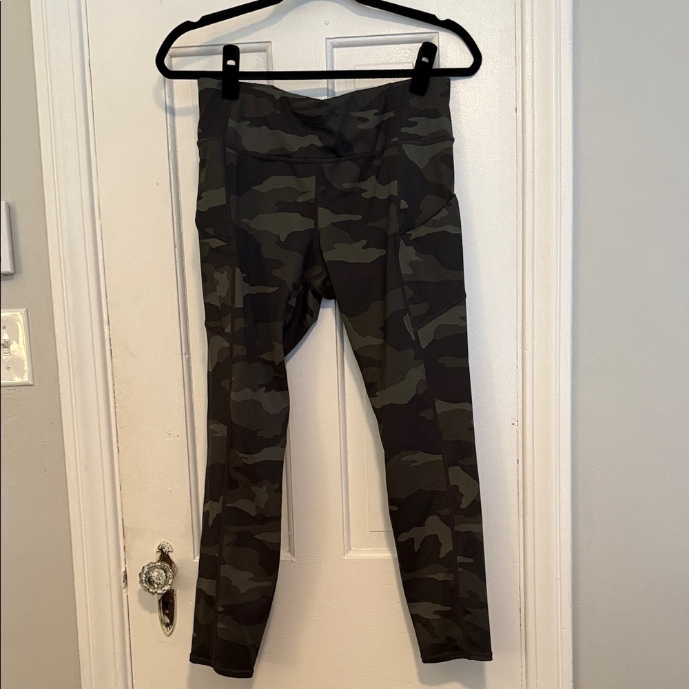 Athleta Green Camo 7/8 Compression Leggings